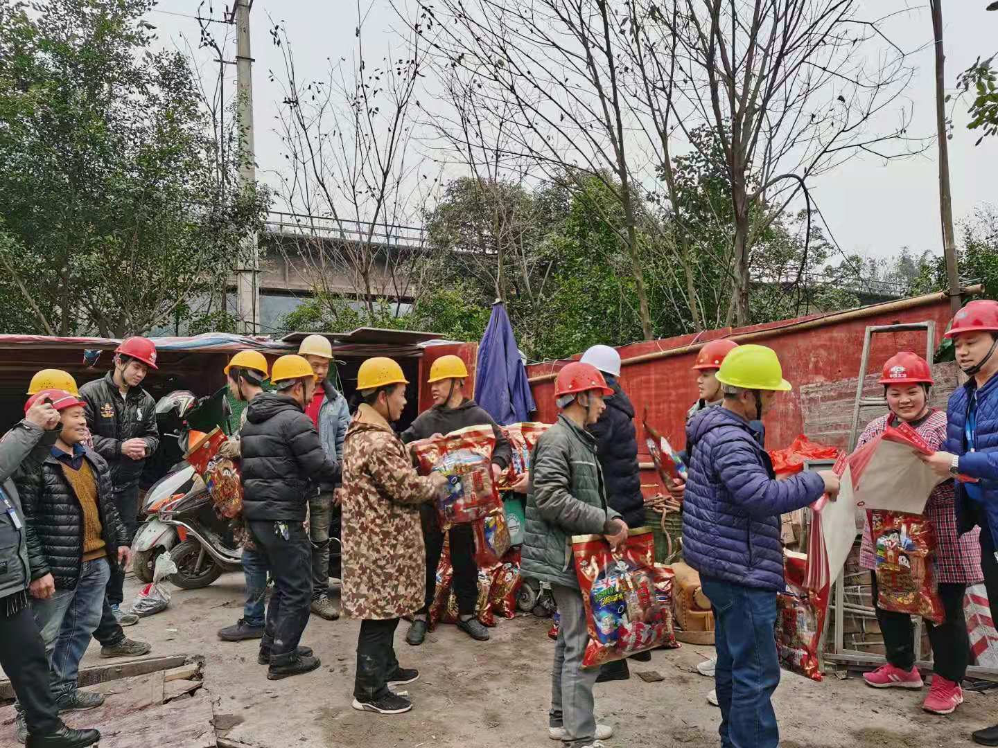 節(jié)前送“?！钡焦さ?  濃濃關(guān)愛暖人心