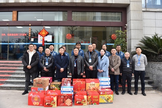 集團(tuán)公司黨委書記、董事長周燕賓一行看望慰問臨港公司一線員工