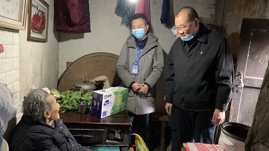 集團公司慰問“雙包雙?！鄙鐓^(qū)困難群眾