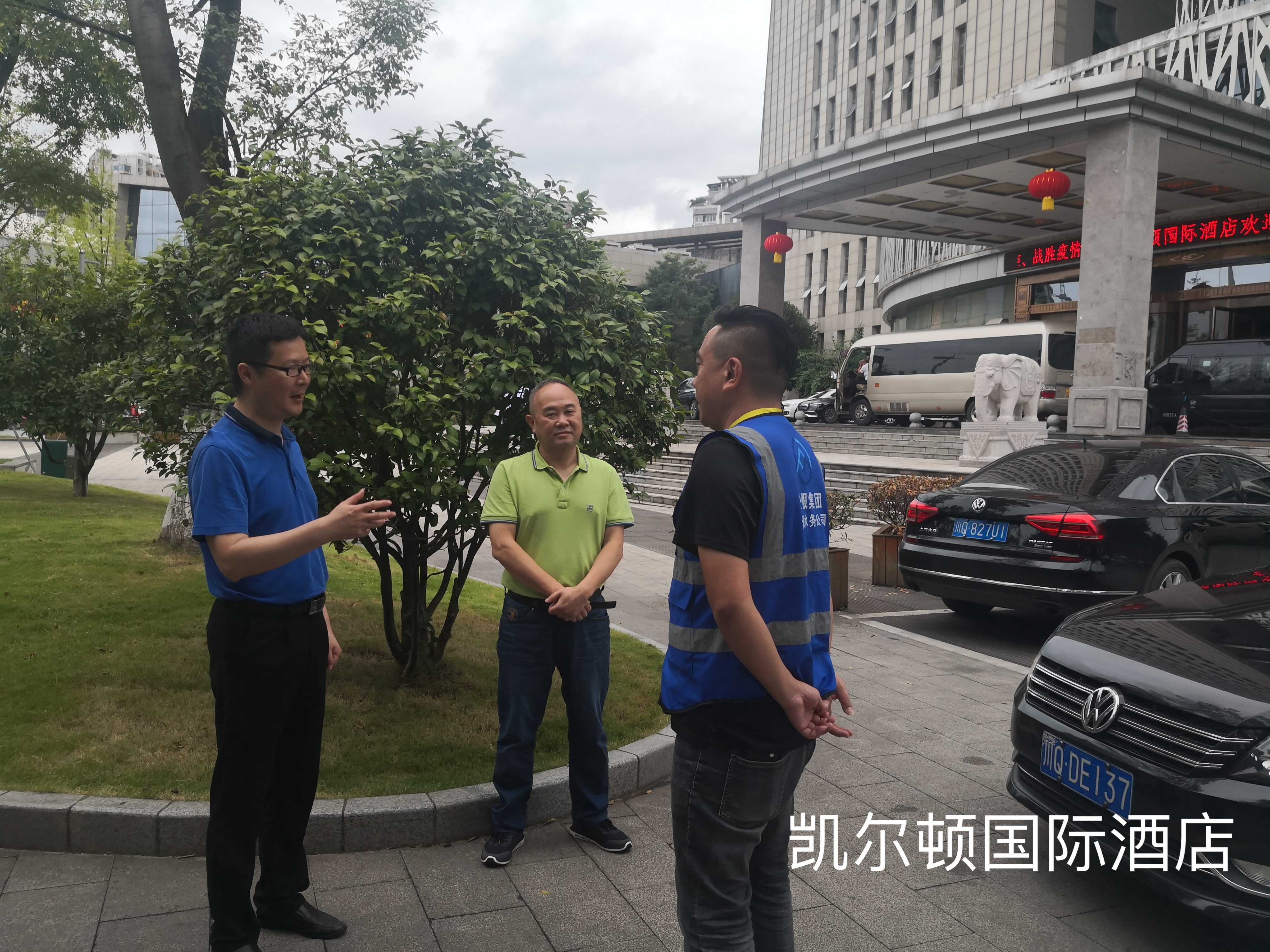 公服集團(tuán)黨委委員、監(jiān)事會(huì)主席周威看望動(dòng)力電池大會(huì)各保障點(diǎn)一線員工
